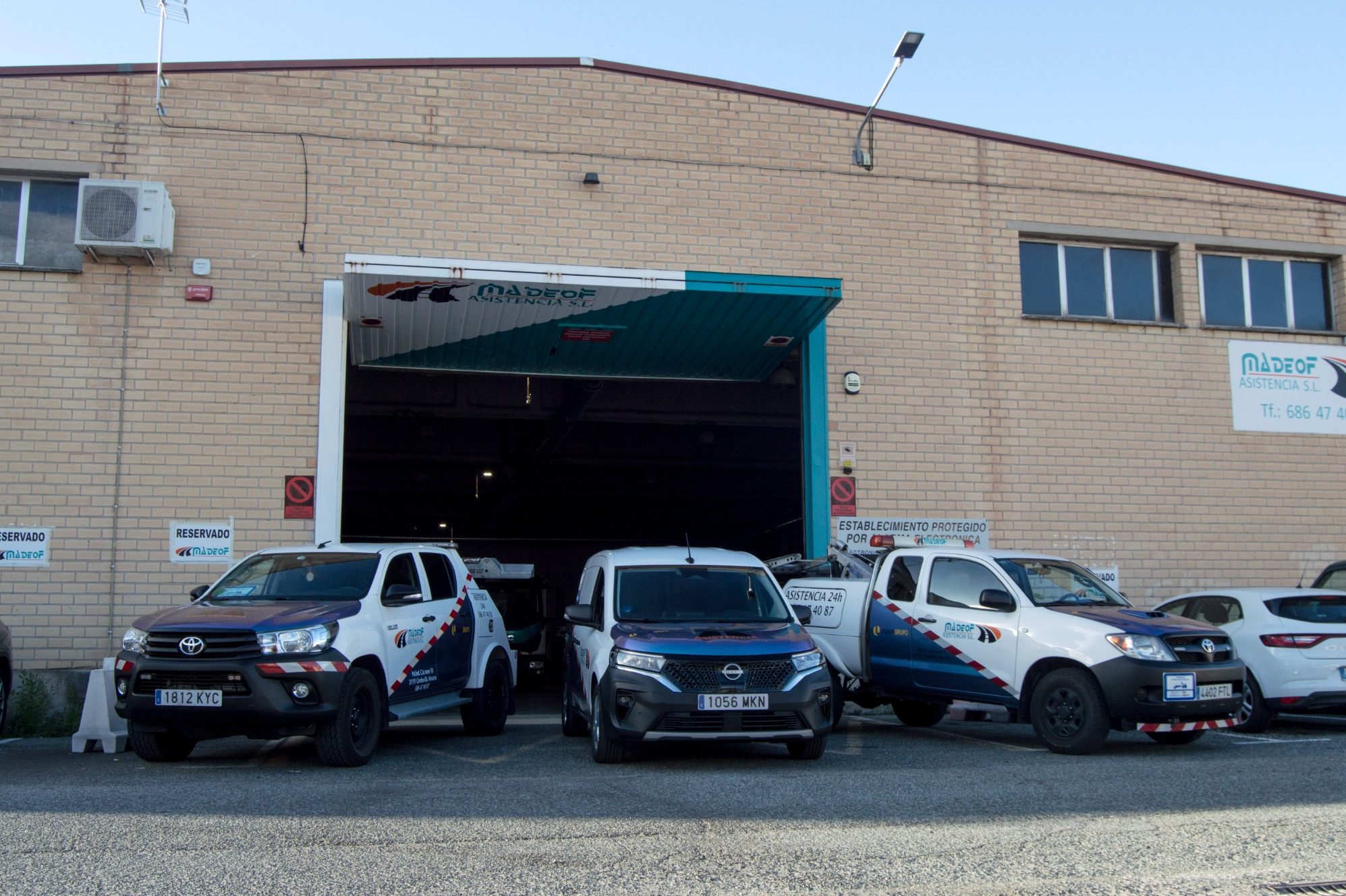 Vehículos de asistencia de Madeof en su base de Cordovilla, junto a Pamplona